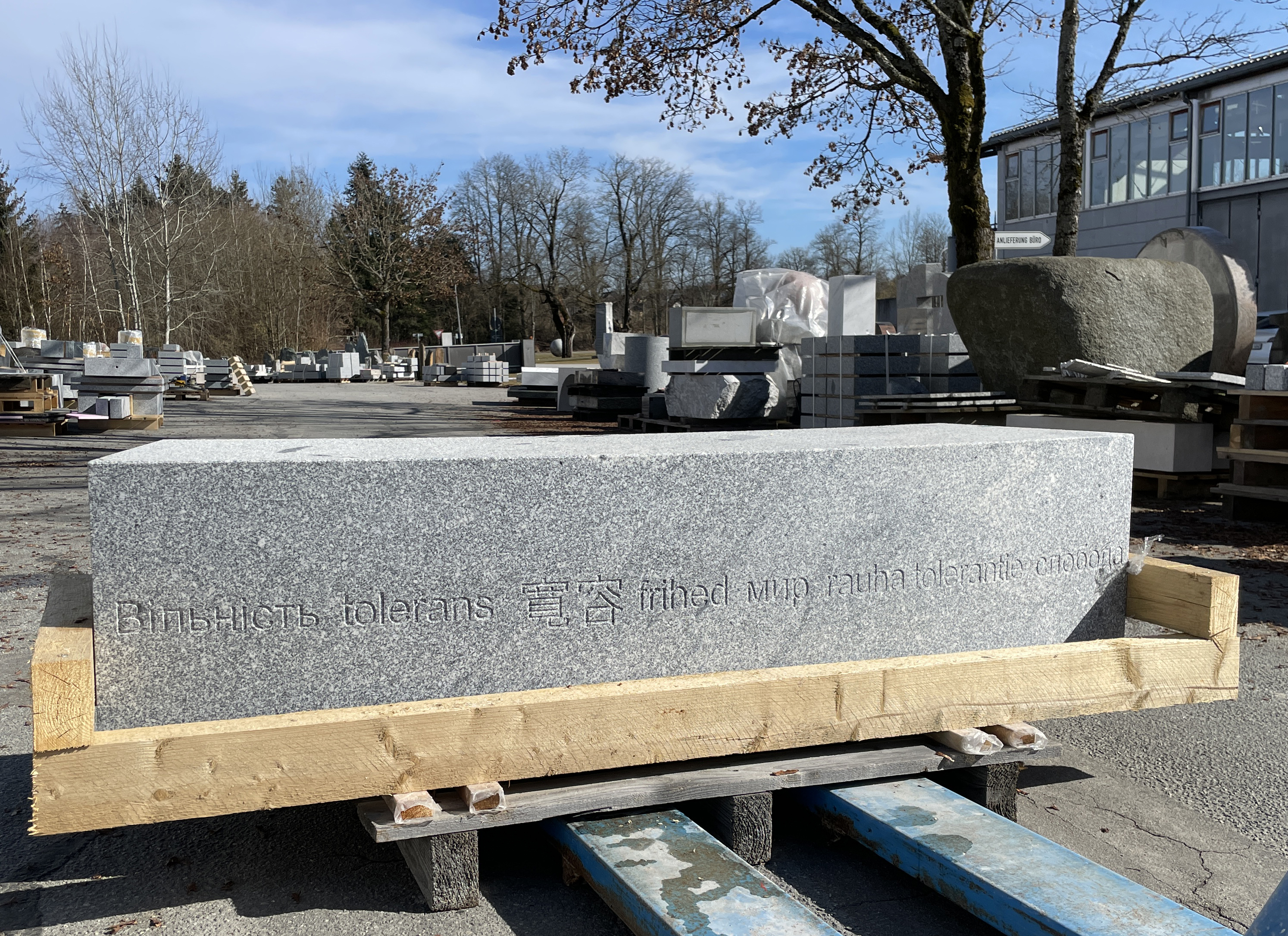 Beschriftetes Granitsegment Denk-Ort Pinneberg